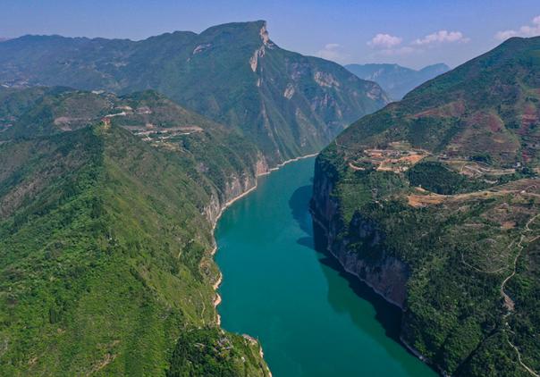 今年1—6月，三峽樞紐通過量達(dá)8307.7萬噸，同比增長(zhǎng)10.4%