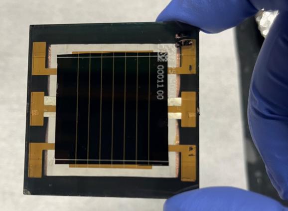 NREL、CubicPV 鈣鈦礦微型太陽能組件效率達 24%