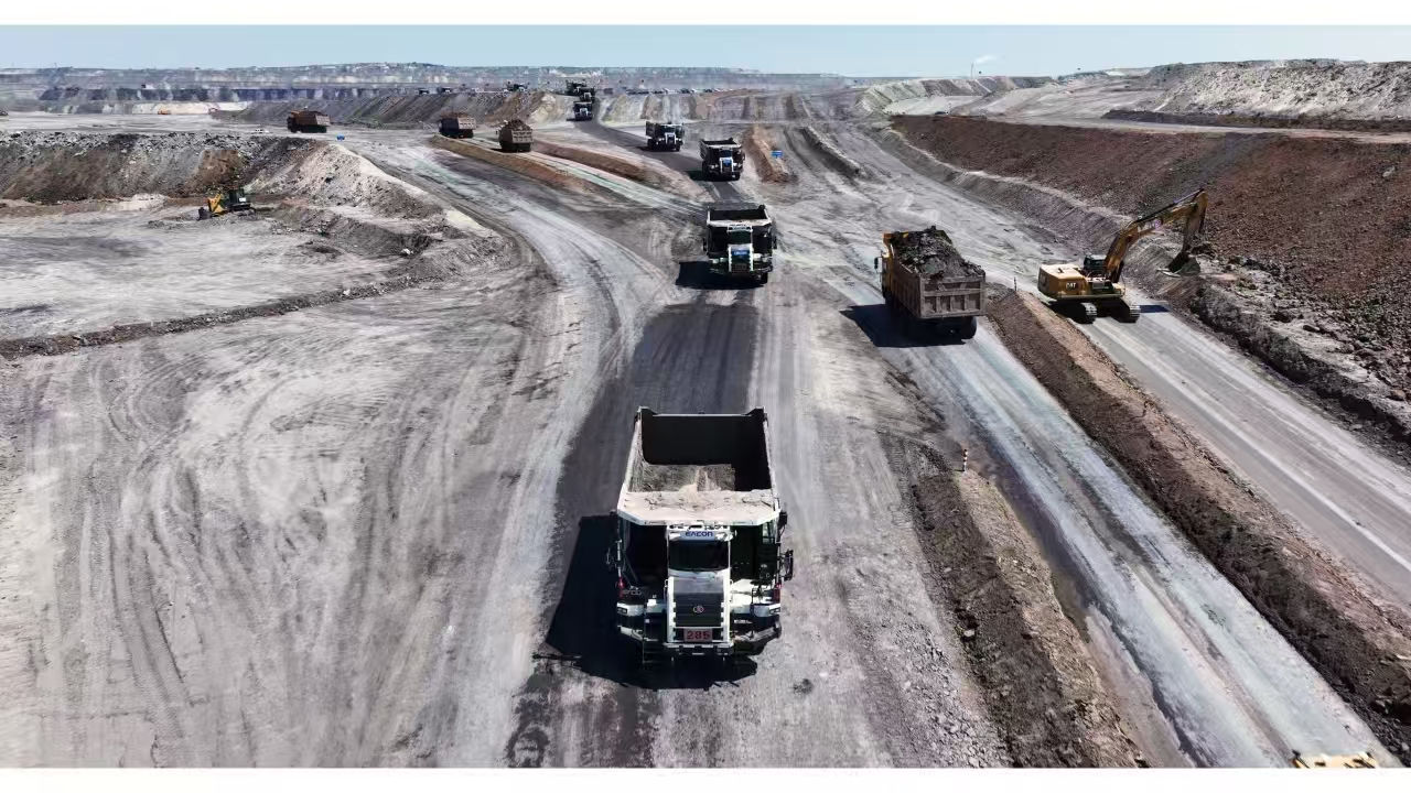 扎哈淖爾煤業(yè)公司無人駕駛剝離產(chǎn)量突破700萬立方米