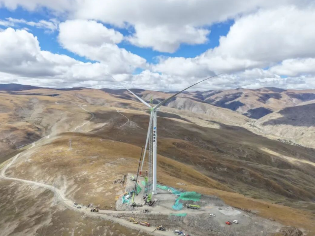 華能西藏山南風(fēng)電項(xiàng)目完成首臺(tái)風(fēng)機(jī)吊裝